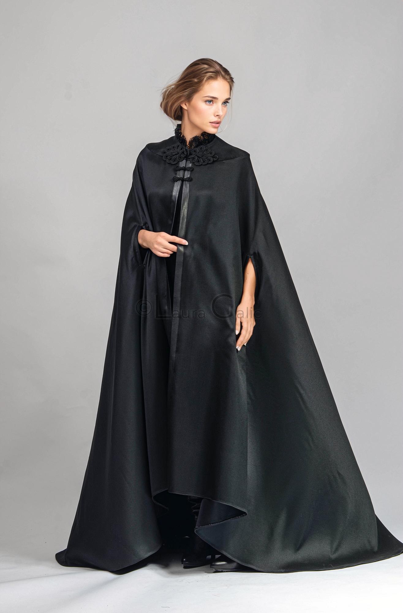 Long cape with train, tunic lace collar, chinese button